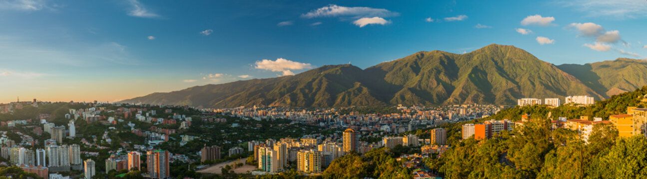 Panorámica de Caracas con el Ávila al fondo al atardecer